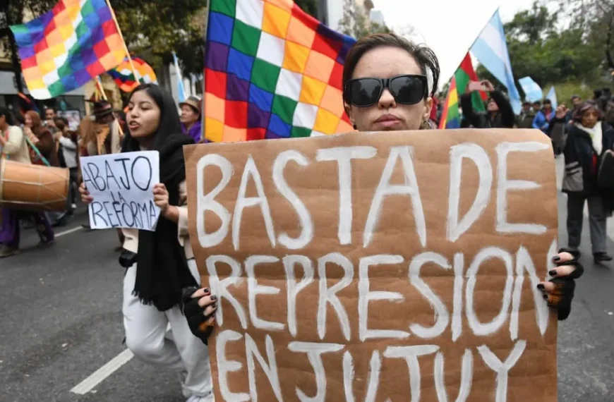 Marcha en CABA para repudiar el gobierno de Morales