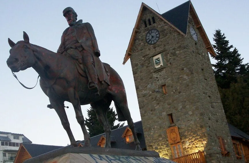 Retiran el monumento de Julio A. Roca del Centro Cívico&hellip;