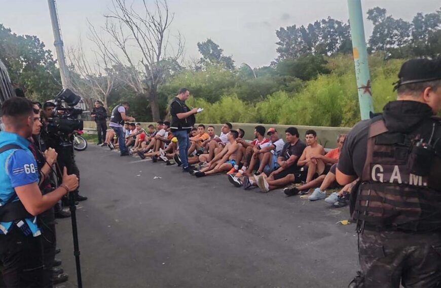 Liberaron a los 30 detenidos tras el enfrentamiento de barras…