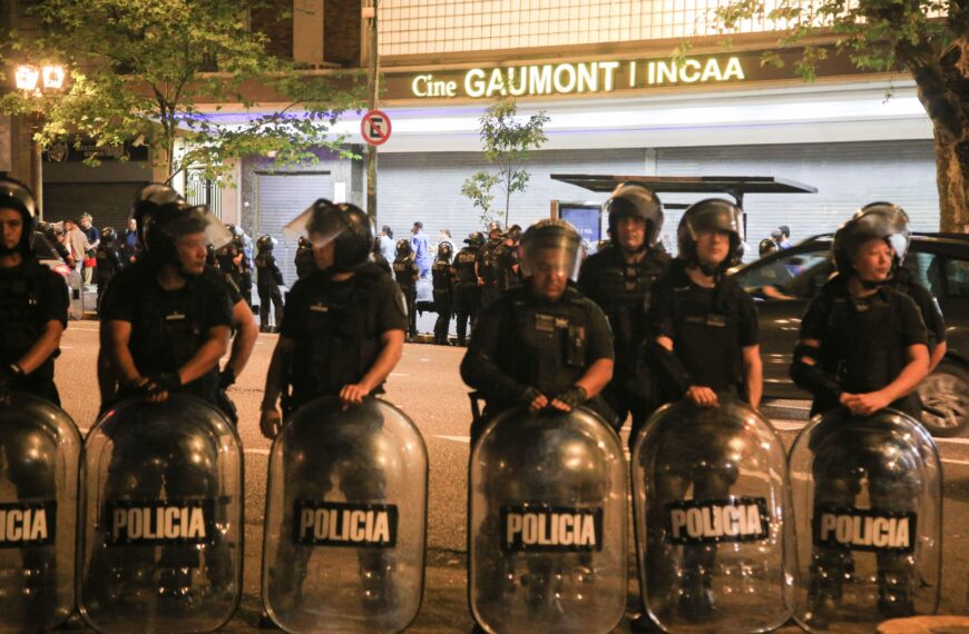 La policía reprimió a manifestantes en el cine Gaumont