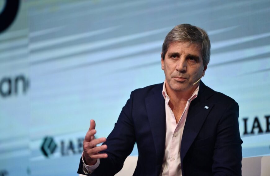 Luis Caputo anunció que el Banco Central podrá intervenir en…