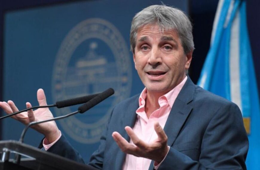 Caputo explicó por qué subió el dólar y defendió la…