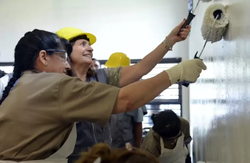 El Gobierno obligará a todos los presos a limpiar y…