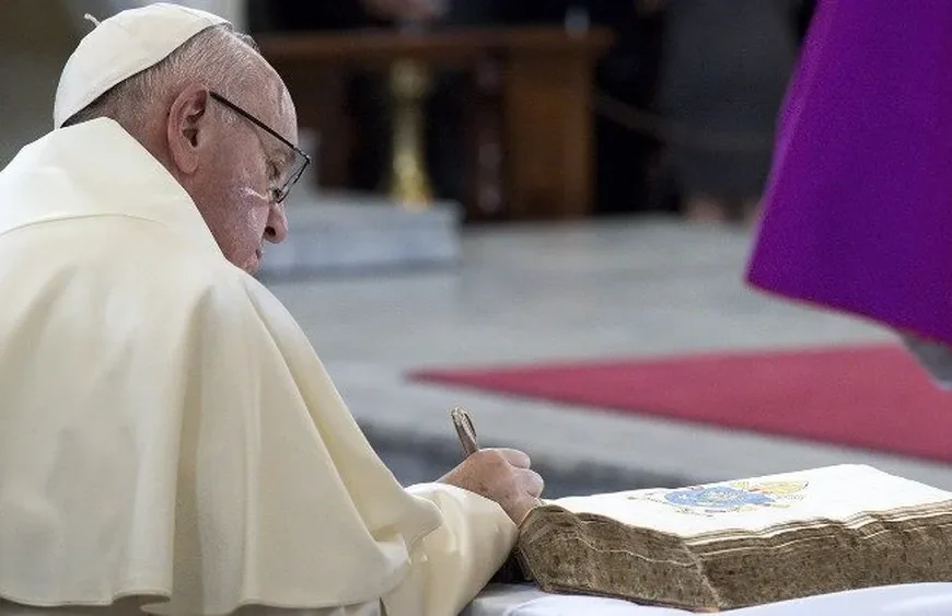 El Papa Francisco sorprendió con una visita a la Basílica&hellip;