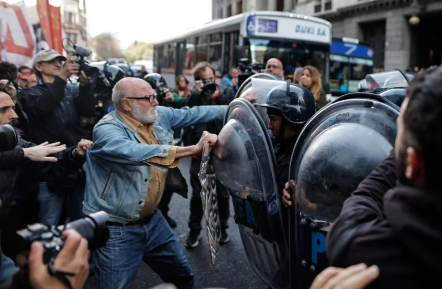 Represión policial en marcha de jubilados frente al Congreso
