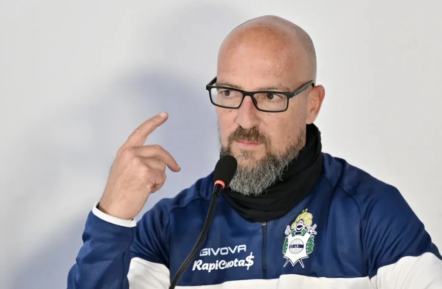 Gimnasia desvinculó a Orfila a días del clásico platense