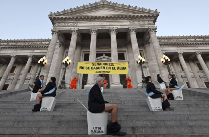 Protesta de Greenpeace en el Congreso: escalaron el monumento&hellip;