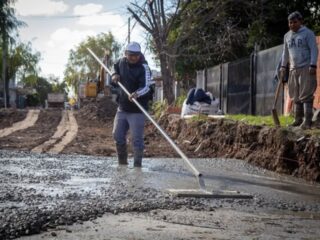Avanzan las obras en Quilmes y crece la pavimentación en los barrios del distrito