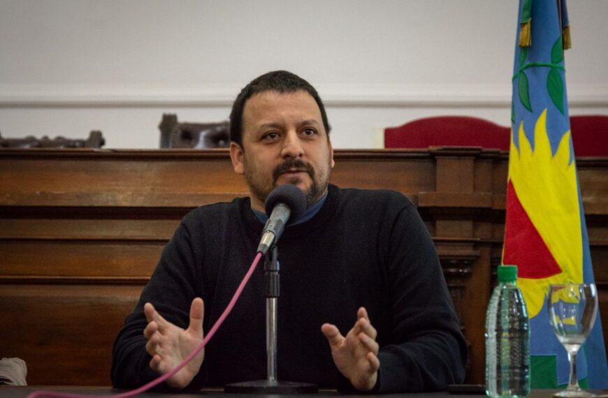 “Escuelas sin celulares”: el senador bonaerense Emmanuel Santalla y…