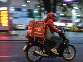 Crecen los pedidos en apps de delivery, pero los usuarios compran cada vez menos