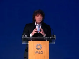 Milei defendió el rumbo económico en el Malba y criticó a Macri
