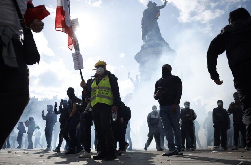 Francia en alerta: estudiantes bloquearon el Louvre y agricultores…
